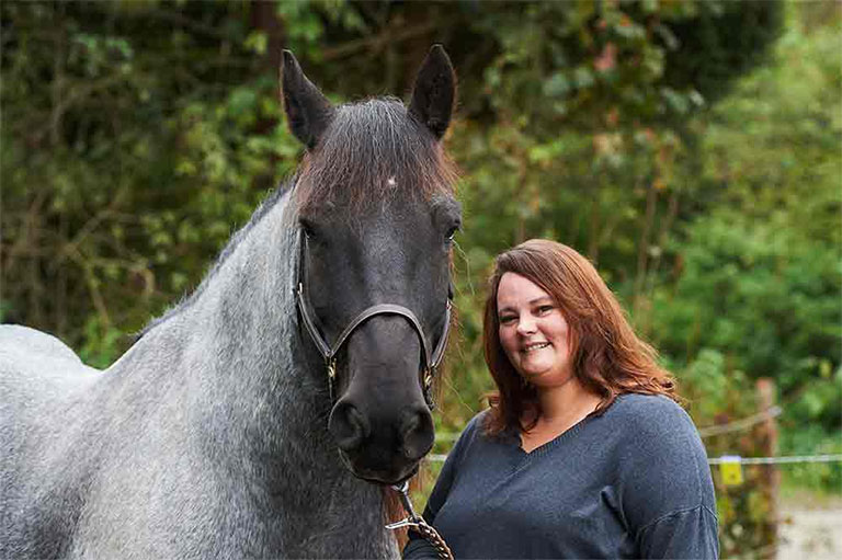 Christiane Hunklinger von Faszienfit Chiemgau mit ihrem Noriker Ranuin Christiane Hunklinger von Faszienfit Chiemgau mit ihrem Noriker Ranuin